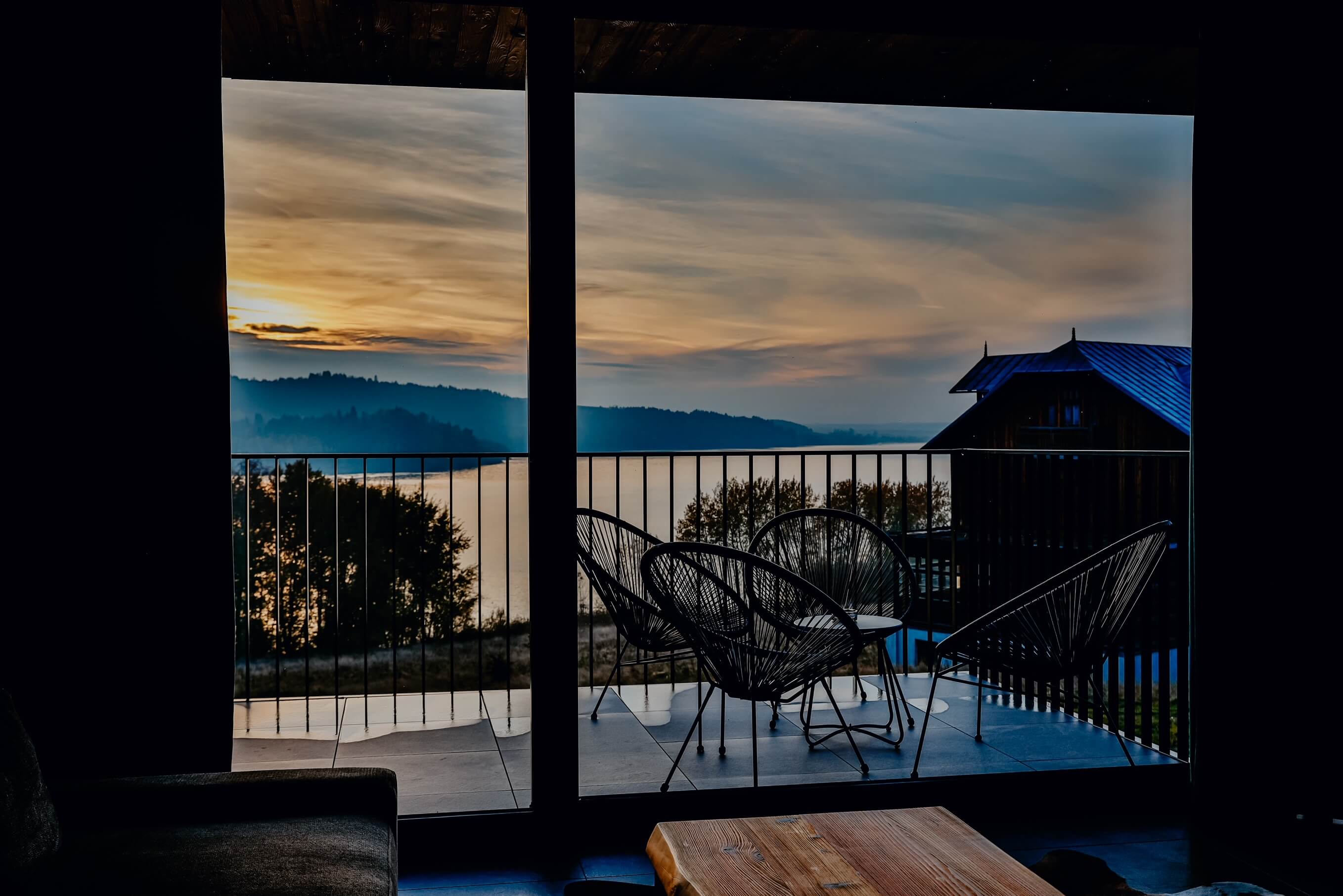 Widok z apartamentu na jezioro